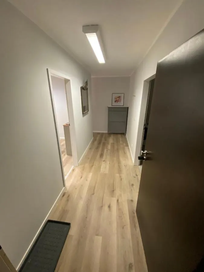 Wohnung Mit Garagenparkplatz An U-Bahnstation Munich Apartment